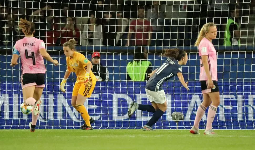 UN GRITO QUE PUEDE SABER A OCTAVOS. Bonsegundo festeja el gol con el que Argentina logró el agónico empate ante Escocia. El VAR le dio una segunda chance luego de que le atajaran el primer penal. Reuters