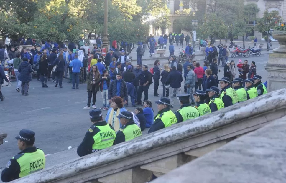 EN LA SEDE DEL PE. Los empleados dijeron que volverán a la plaza. la gaceta / foto de Antonio Ferroni