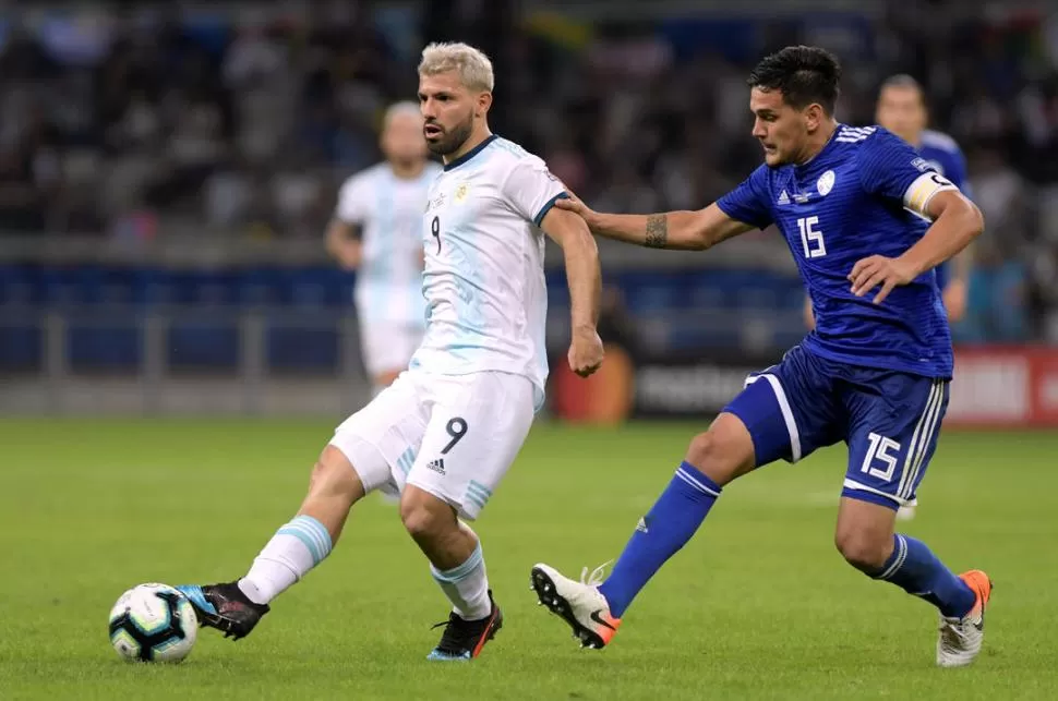 DESDE EL BANCO. Agüero entró como suplente en el segundo tiempo y le dio mayor volúmen a una ofensiva, que con Martínez y Messi generó peligro. Pero le cuesta llegar al gol. En la foto, lo marca Gómez. reuters 