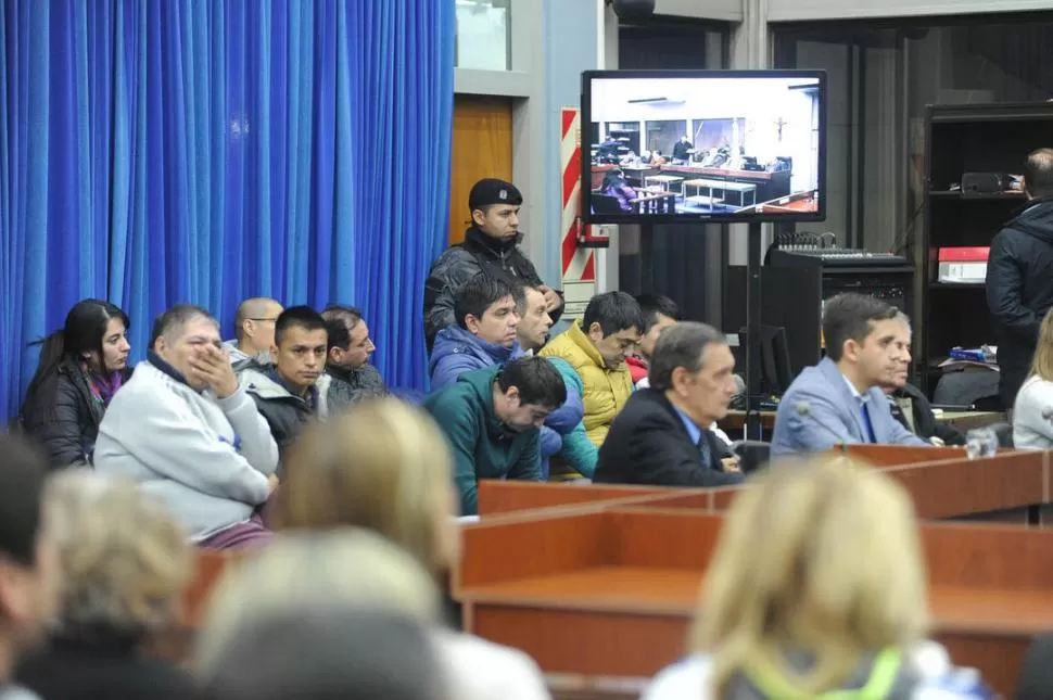 REACCIÓN. Los 12 imputados escucharon ayer la sentencia del Tribunal Oral Federal durante la última audiencia. la gaceta / fotos de hector peralta