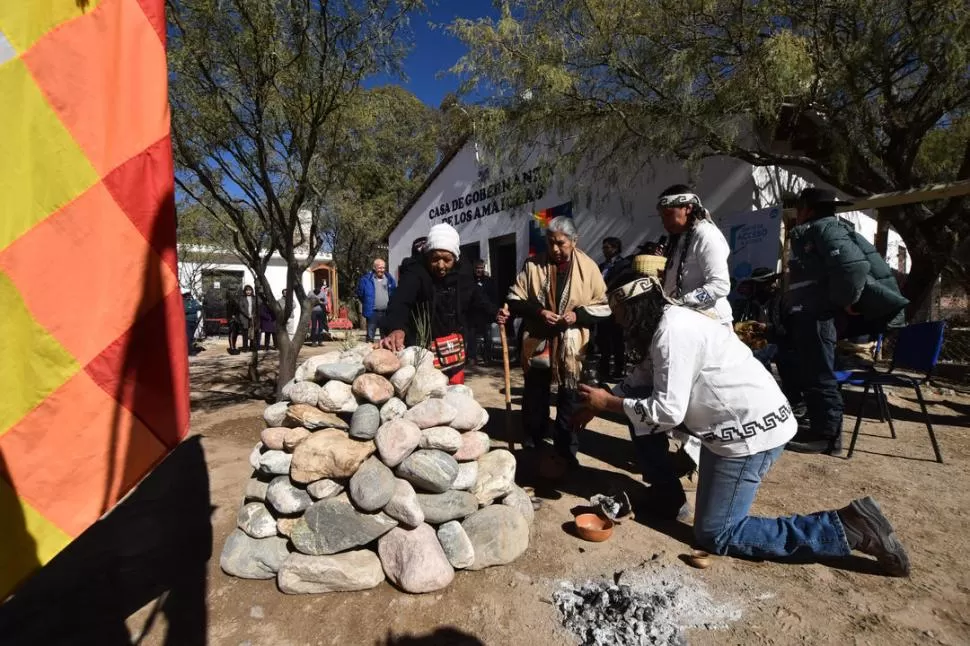 CEREMONIA. Referentes espirituales rinden tributo a la Pachamama. la gaceta / fotos de osvaldo ripoll 