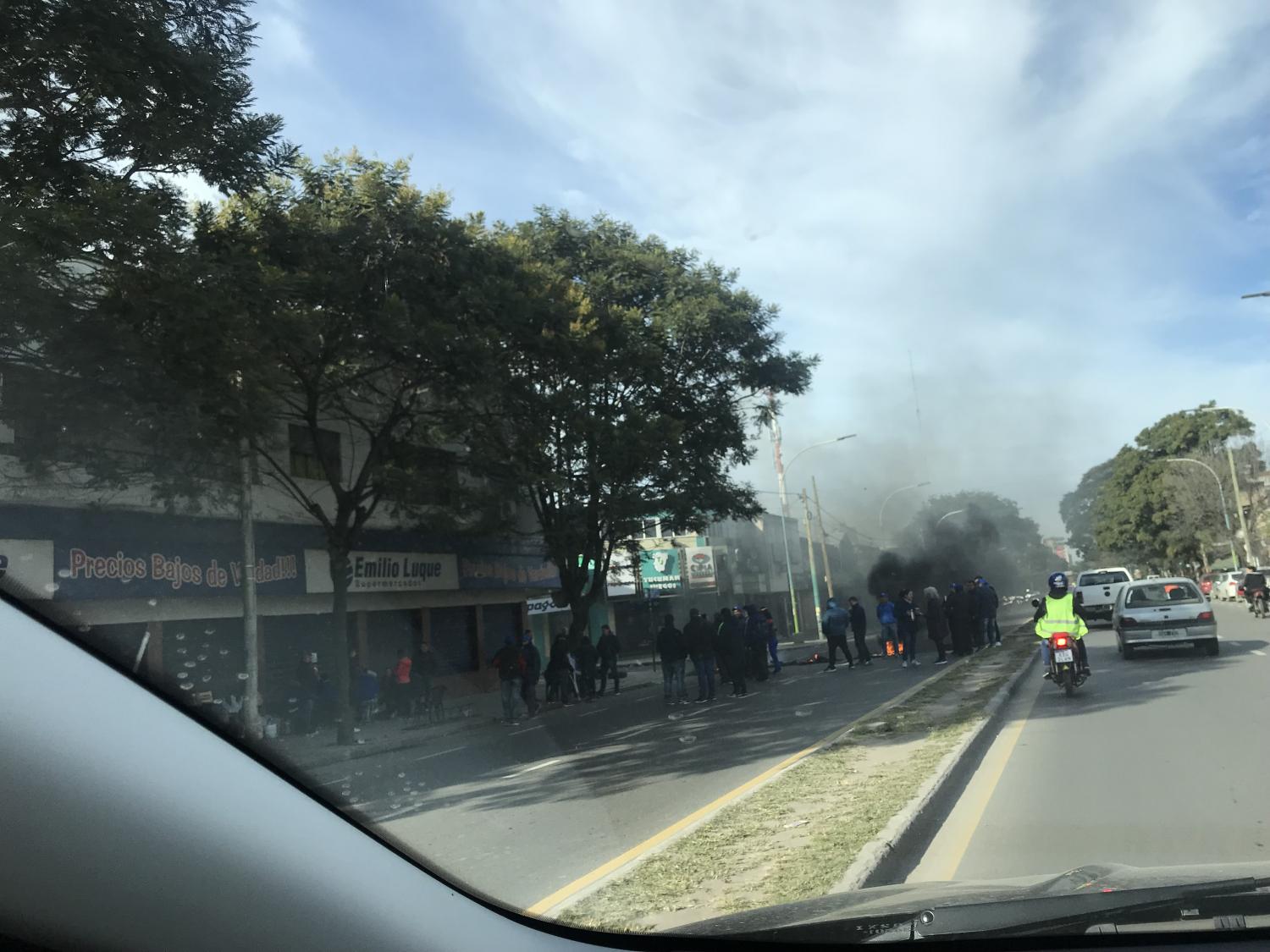 EN AVENIDA JUAN B JUSTO. Empleados protestaron, pese al feriado. 