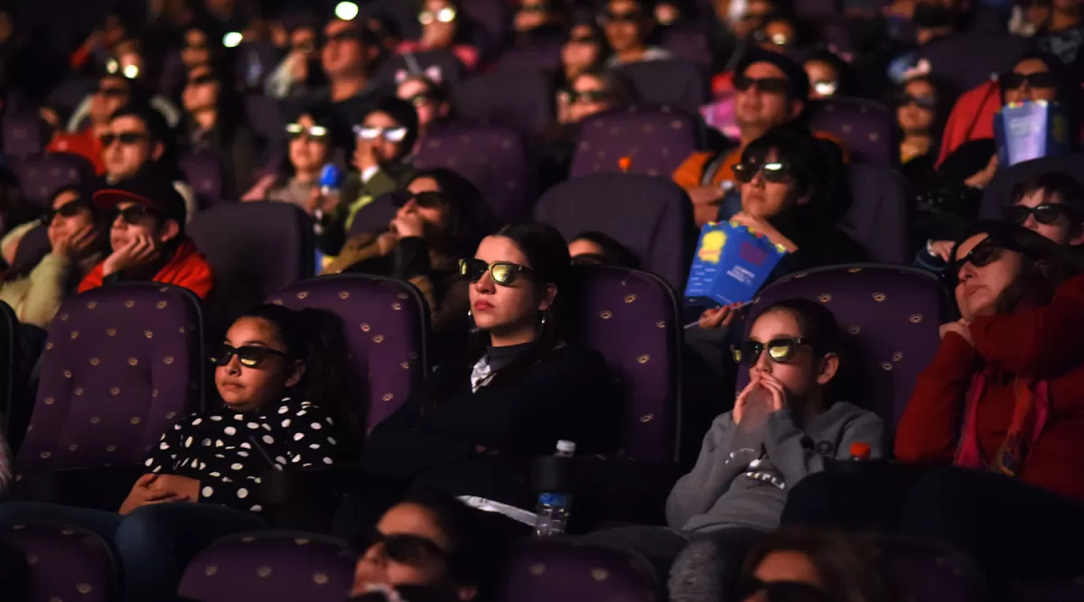 ABSORTOS EN LA EXPERIENCIA “3D”. Nadie quitó los ojos de la pantalla ni se privó de ninguna emoción durante los 100 minutos que duró el largometraje.  LA GACETA/FOTO DE DIEGO ARÁOZ