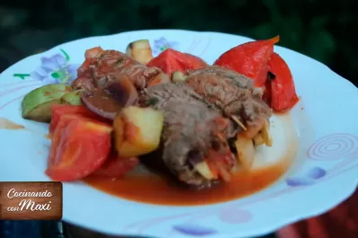 Hoy, en Cocinando con Maxi: arrolladitos de carne rellenos, cocidos en salsa roja