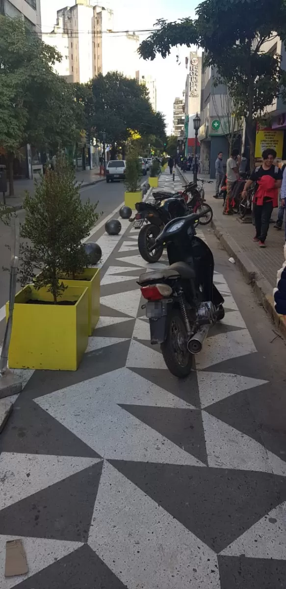 Libre estacionamiento en la semipeatonal de 25 de Mayo