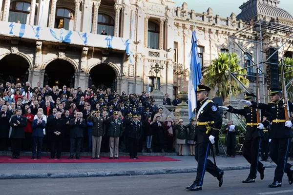 Escolares y cadetes de la Policía juraron lealtad a la Bandera