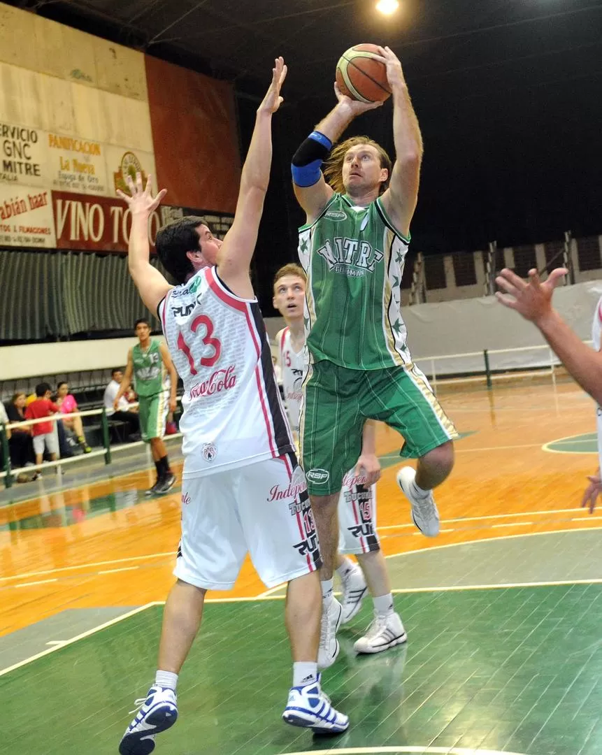 CON LA CAMISETA DEL “VERDE DE LA PLAZOLETA”. El chaqueño ataca el aro de Independiente, durante un partido que se jugó en septiembre de 2012; Skibski defendía los colores de Asociación Mitre. la gaceta / foto de HECTOR PERALTA