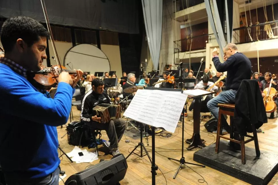 ENSAYO. Esta noche sonará la música ciudadana que cautiva al mundo. -LA GACETA / FOTO DE HÉCTOR PERALTA.-