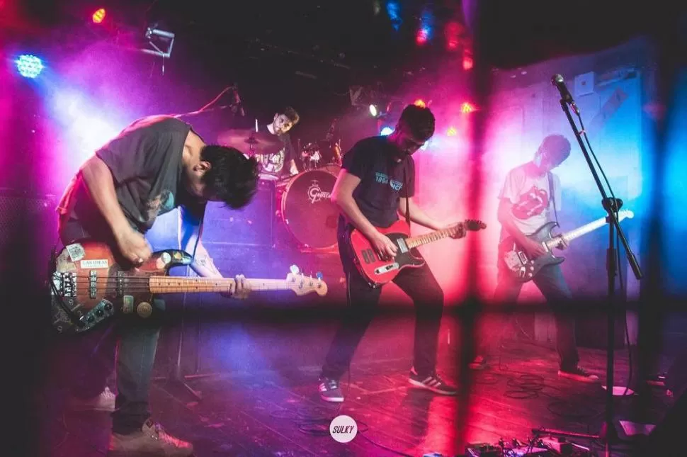 EN PLENO AGITE. Los músicos de Bestia Bebé disfrutan durante los shows cuando el público se levanta.  Foto @danistrubia
