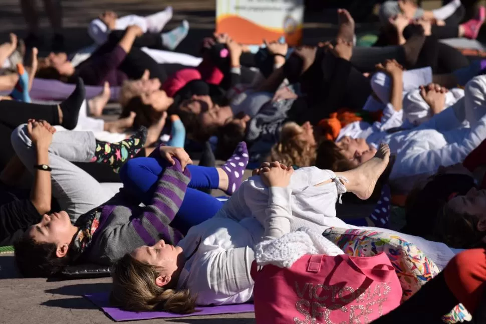 EN LA PLAZA SAN MARTÍN. Los participantes practican una de las posturas de yoga que indica el maestro. la gaceta / foto de inés quinteros orio 