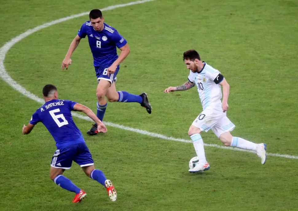 A MATAR O MORIR. El técnico Lionel Scaloni está analizando ubicar desde el arranque a Messi, Agüero y Lautaro fotos Reuters