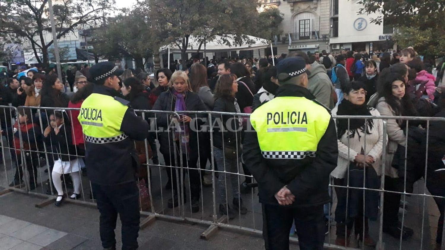 CORTES DE TRÁNSITO. La plaza Independencia está vallada. 