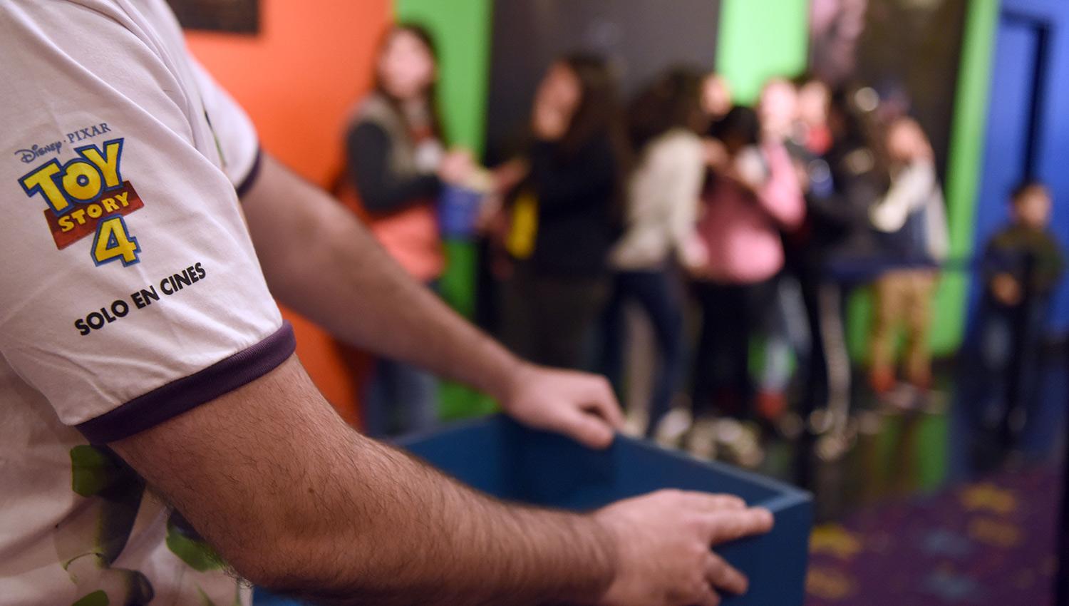 DE LOS DOS LADOS DE LA TAQUILLA. Los “fans” llevaron disfraces y hasta muñecos; y el personal del cine también se vistió para la ocasión. LA GACETA/FOTO DE DIEGO ARÁOZ