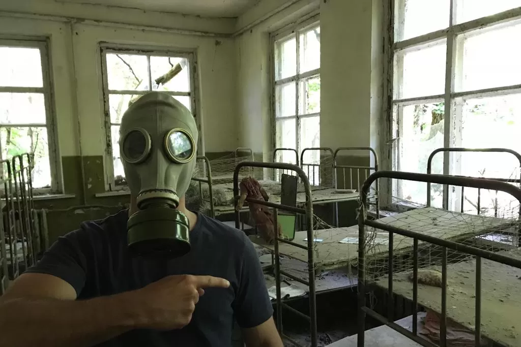 Federico Bocanera en Pripyat, con una máscara que compró de souvenir