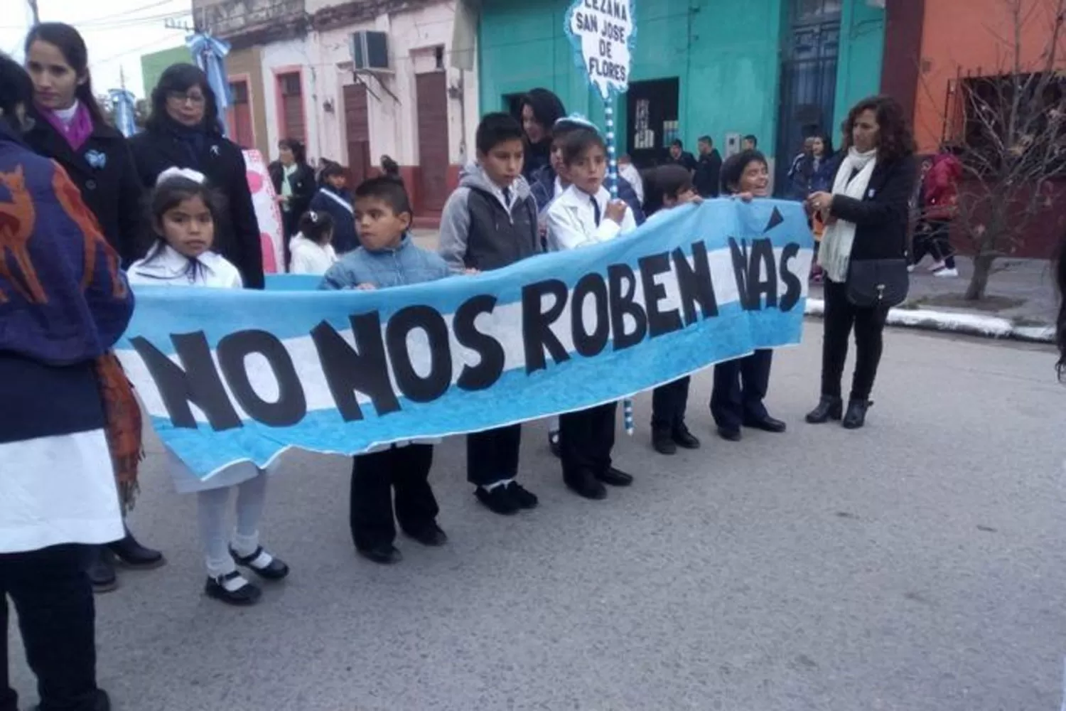 EL DÍA DE LA BANDERA. Los niños desfilaron con un pedido de seguridad.