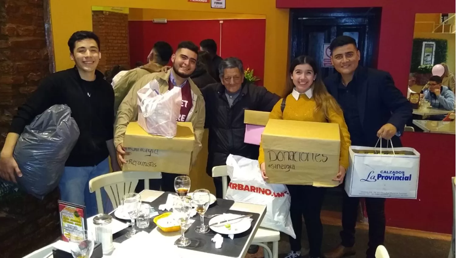 Hugo junto a los estudiantes que recibieron las donaciones.