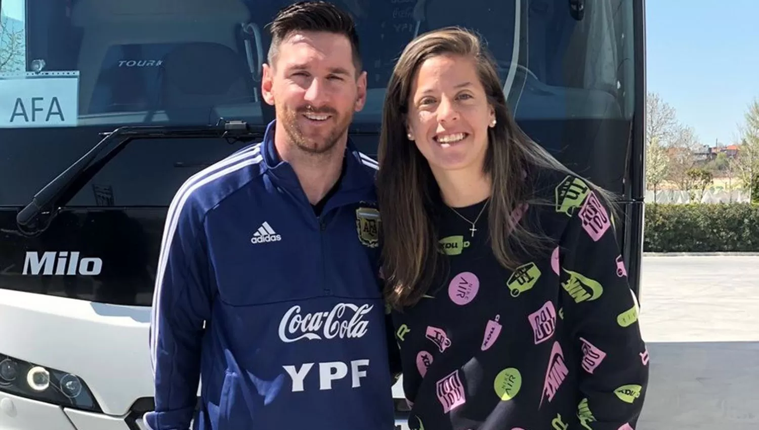 Ruth Bravo, antes de viajar a Francia, se fotografió con su ídolo, Leo Messi. (FOTO PRENSA AFA)