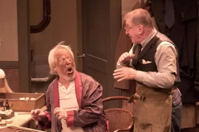 Un actor y su asistente, en el laberinto teatral