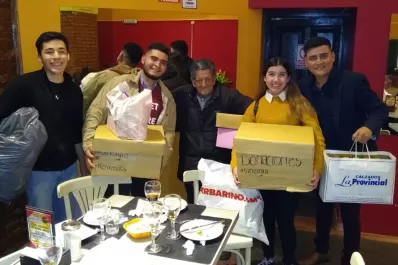 El señor de los resaltadores recibió donaciones y salió a cenar con los estudiantes