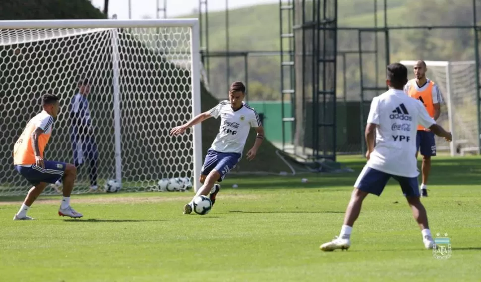 PIDE PISTA. Durante la práctica de ayer, Paulo Dybala trabajó para los titulares. prensa afa