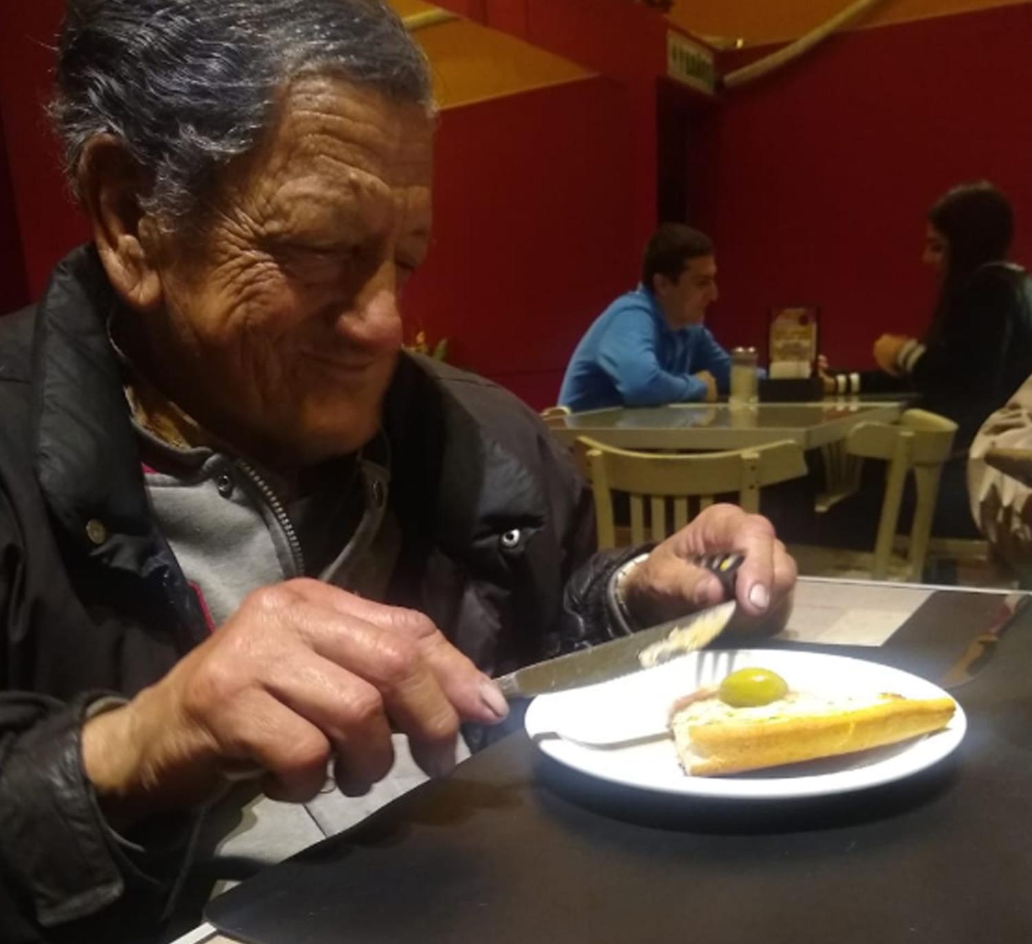 El señor de los resaltadores recibió donaciones y salió a cenar con los estudiantes 