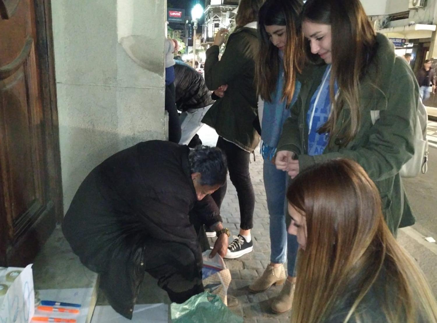 El señor de los resaltadores recibió donaciones y salió a cenar con los estudiantes 