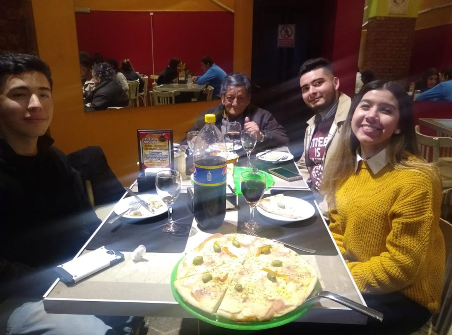 El señor de los resaltadores recibió donaciones y salió a cenar con los estudiantes 