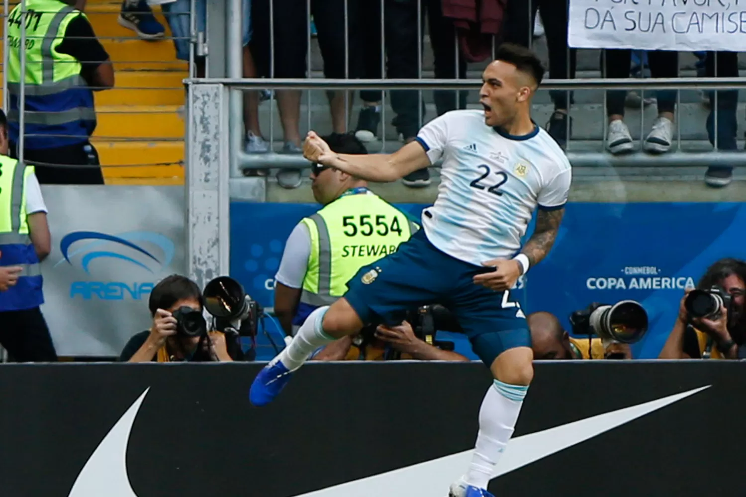  FESTEJAR. Martínez le sacó el jugo a un error en la defensa qatarí y marcó el 1-0 a los tres minutos de partido.