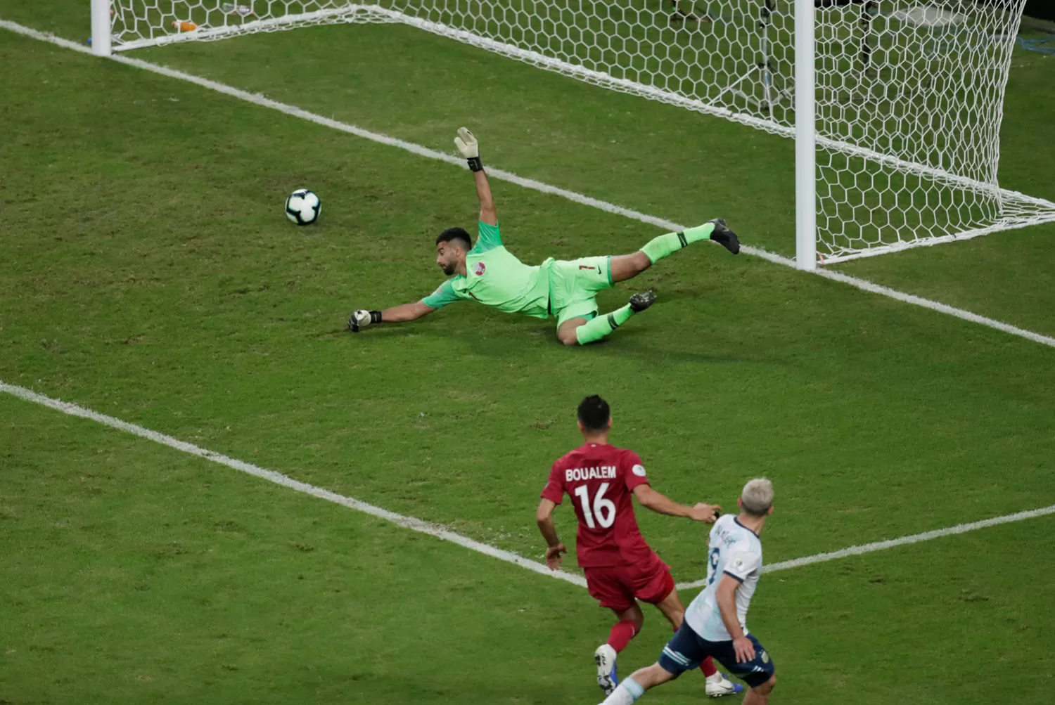 ADENTRO. Agüero definió cruzado y con clase ante el achique del arquero qataría. Golazo. REUTERS.