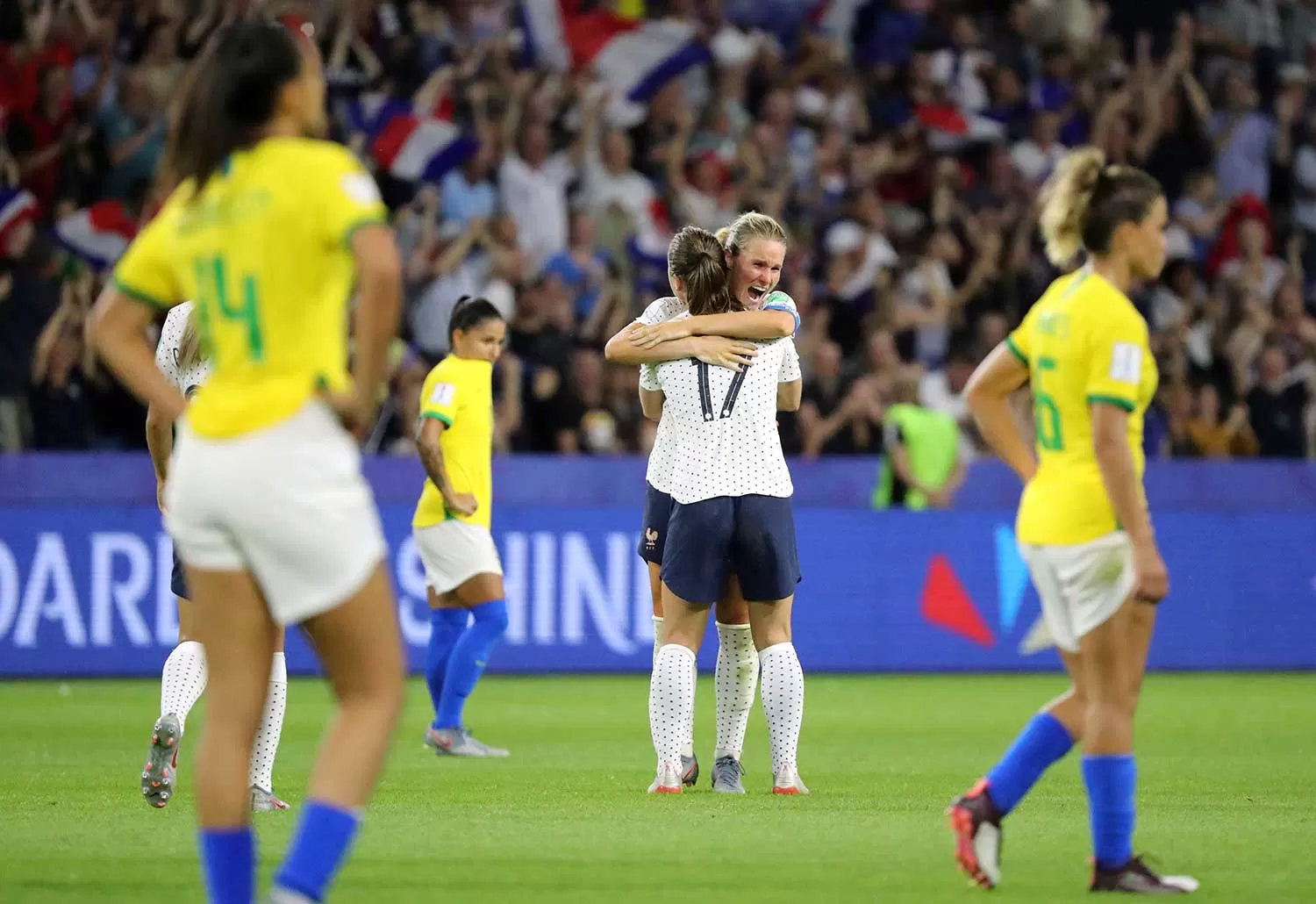 EN CARRERA. Francia eliminó a Brasil y avanzó a cuartos.