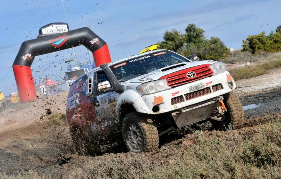 DE TODO. La Toyota Hilux SW de los Bollero tuvo que pasar por terrenos muy difíciles, pero los llevó hasta la línea de llegada. PACO foto agencia