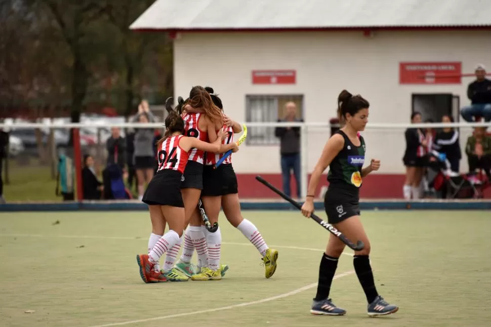 ABRAZO TRIUNFAL. Las jugadoras de San Martín festejan el tanto que les permitió arrancar de la mejor manera posible: derrotando a Tucumán Rugby sin goles en contra. la gaceta / foto de ínes quinteros orio