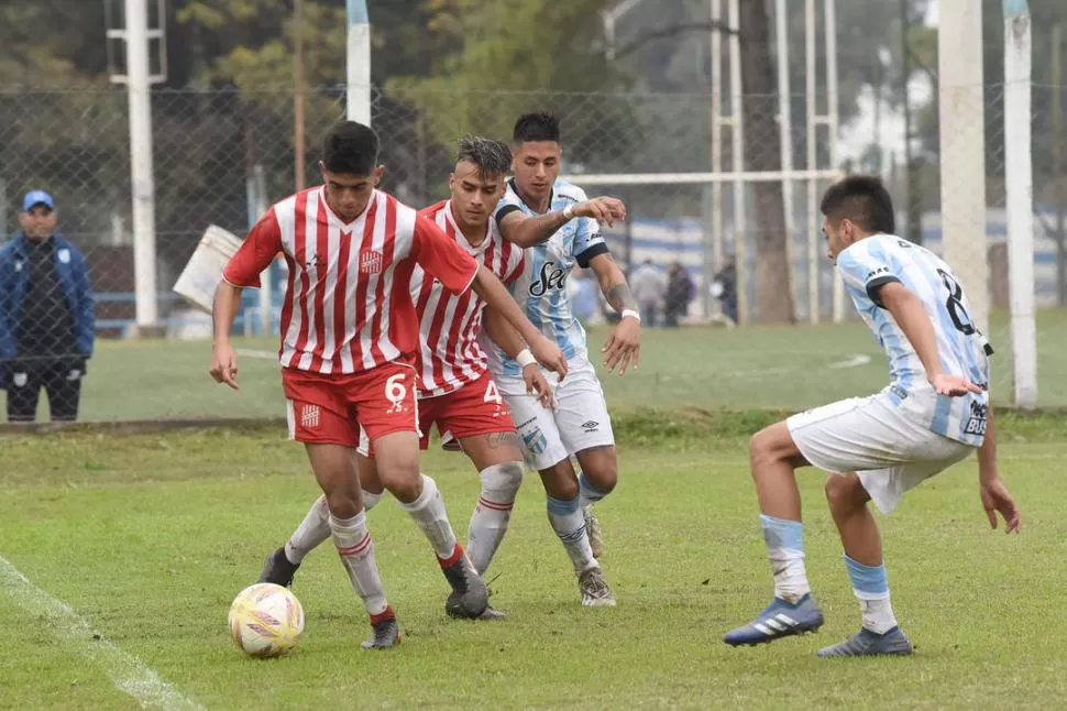 LUCHA POR EL TESORO.Ambos equipos intentaron prevalecer en la tenencia de pelota.  la gaceta / foto de Analía Jaramillo