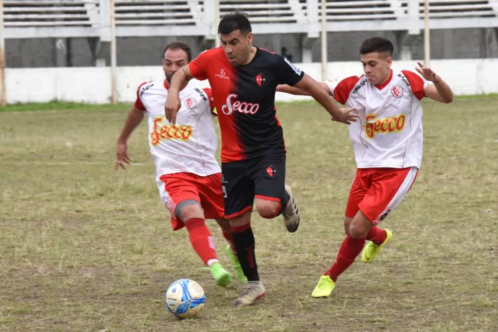 GOLEADOR. Abel Olmos (Amalia) se escapa de Nahuel Scimé y de Juan Caldez. la gaceta / Foto de José Nuno