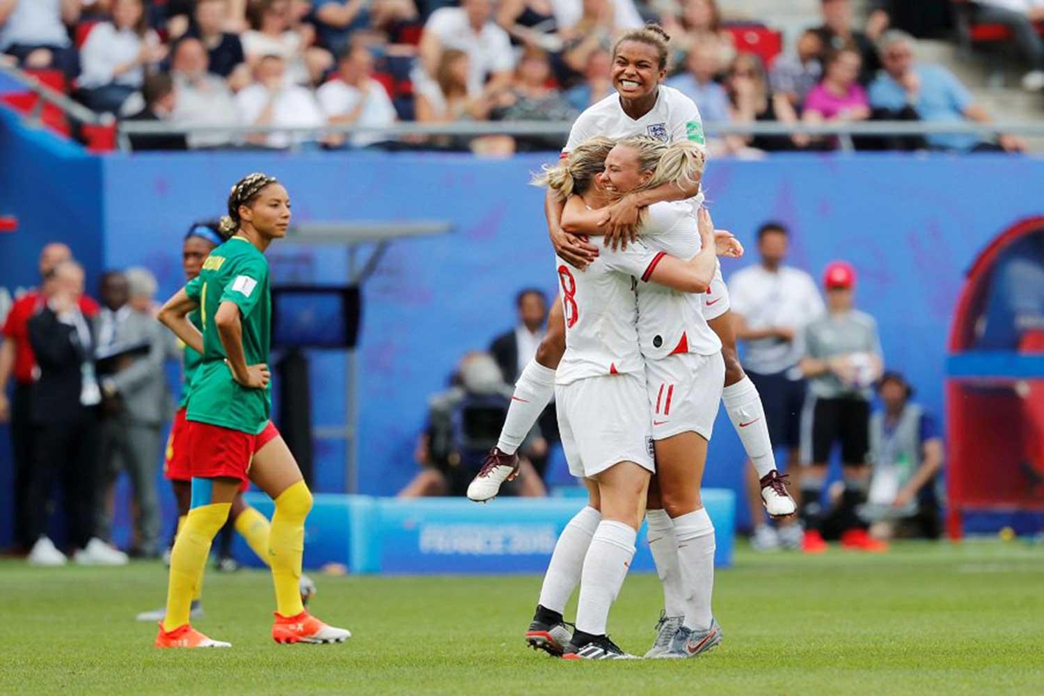 FELICES. Las inglesas golearon a Camerún.