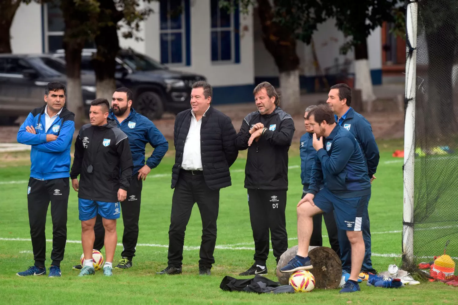 RODEADO. Zielinski sigue una parte de la sesión de hoy acompañado por colaboradores y directivos del club. FOTO DE DIEGO ARÁOZ