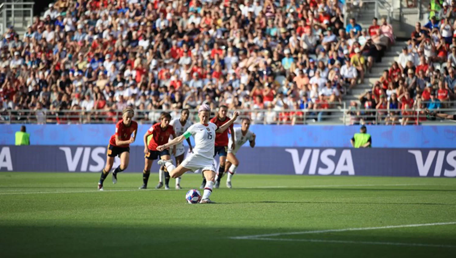 En los dos remates desde los once metros, Megan Rapinoe estuvo infalible. (FOTO TOMADA DE es.fifa.com)