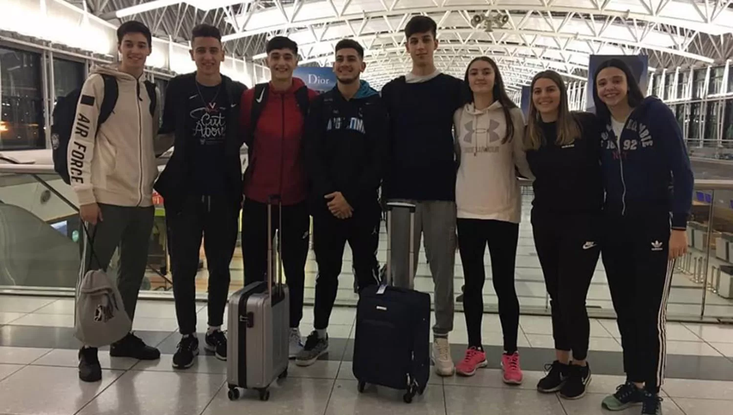 Tomás Allende (cuarto desde la izquierda) junto a los otros jugadores que viajaron a Colombia. (FOTO TOMADA DE PRENSA CABB)