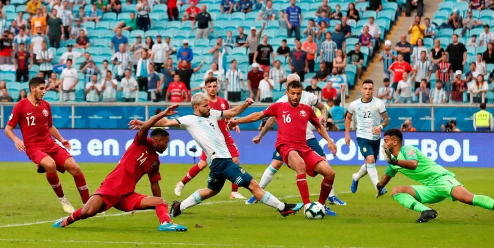 SE SACÓ LA MUFA. Agüero no había podido marcar en esta Copa y ayer tuvo varias oportunidades. Por eso, cuando marcó el 2-0 lo celebró con todo; el “Kun” también se sacó un peso de encima.  reuters