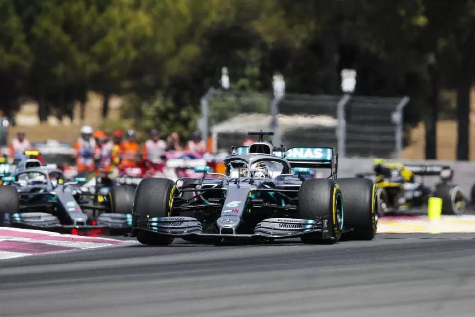 DIFÍCIL DE ALCANZAR EN LA PISTA. El Mercedes de Hamilton ganó por sexta vez en ocho fechas que lleva el campeonato. Para el británico es el mejor arranque de campeonato de toda su carrera deportiva. Prensa Mercedes AMG