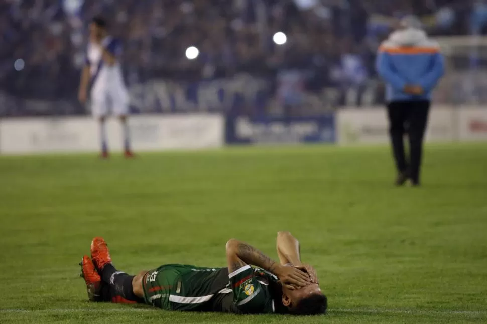 LÁGRIMAS DE IMPOTENCIA. Guardia llora desconsoladamente luego de la sentada en señal de protesta. San Jorge se retiró cuando al duelo le quedaban 40’ y los jugadores de Alvarado desataron el festejo. telam