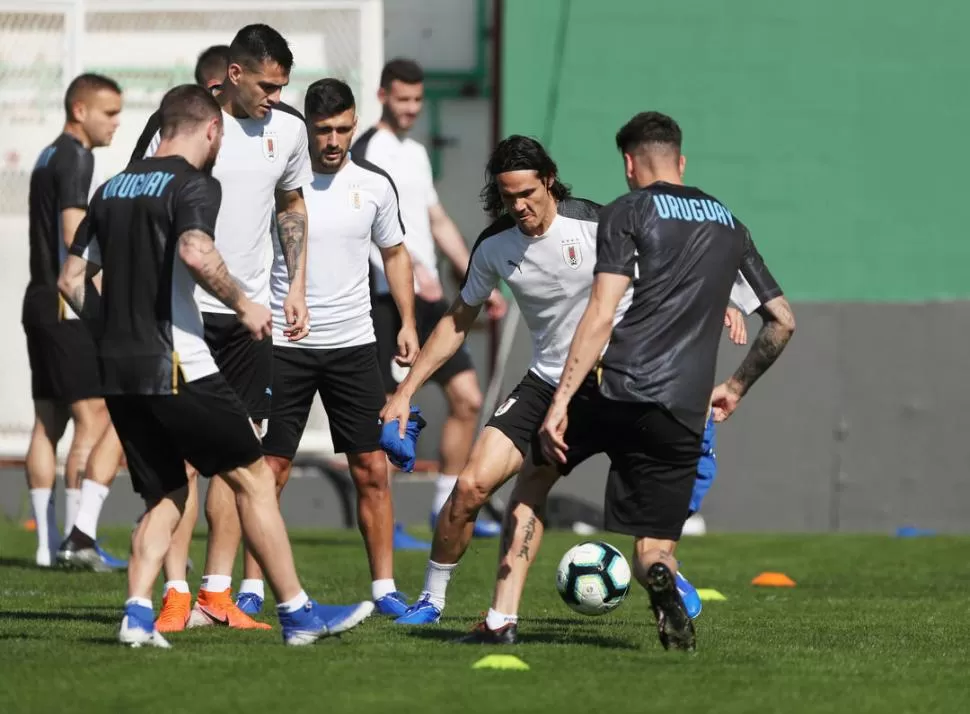 PRÁCTICA. Cavani, delantero de Paris Sait-Germain, aparece en el primer plano del entrenamiento del equipo “Celeste”. reuters