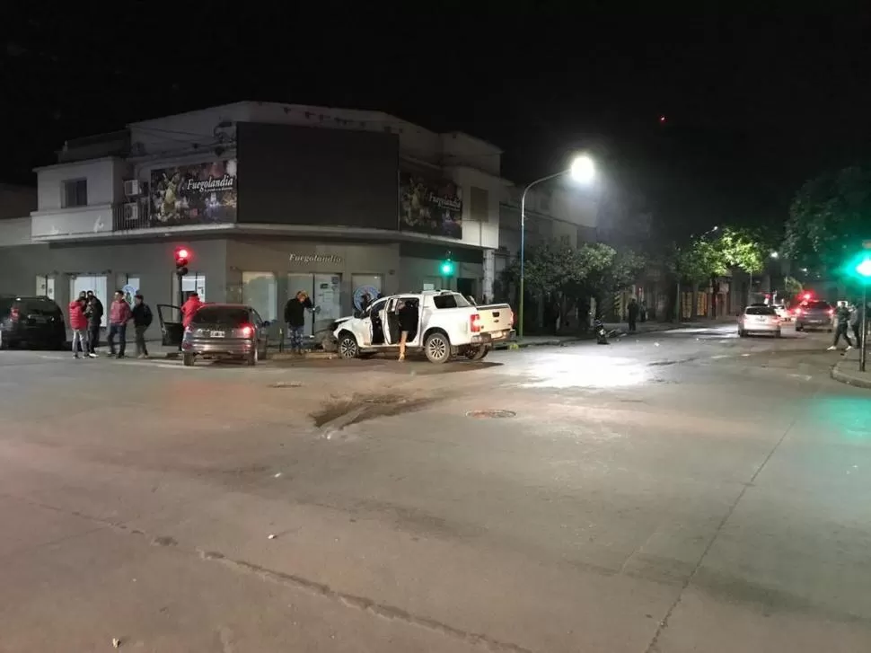 PARTICIPACIÓN. Jóvenes habrían sacado varios elementos de la camioneta de Pasarín, tras la colisión contra el auto de la víctima Rodrigo Carrizo.  