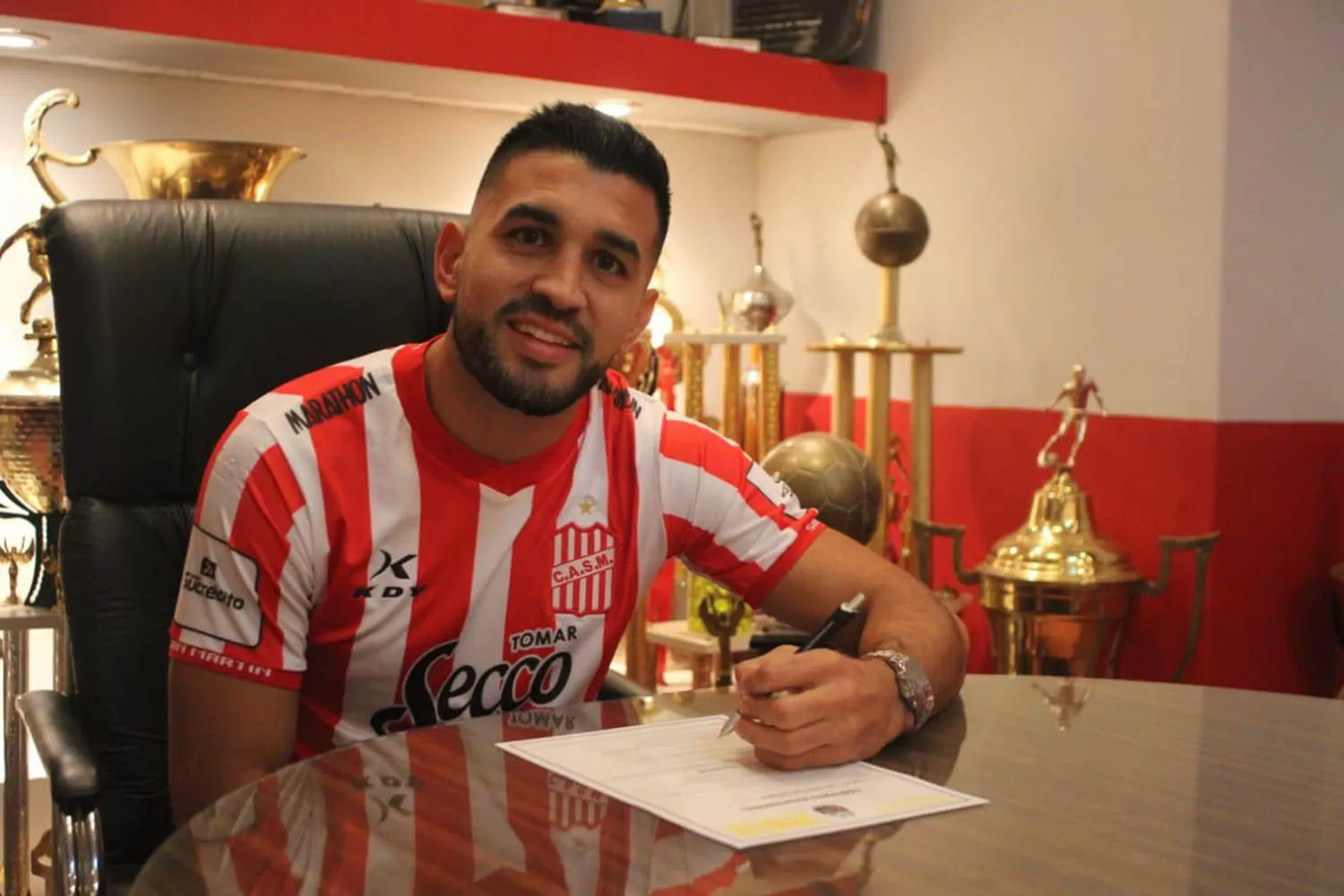 Abel Luciatti rubricó su contrato con el Santo. (FOTO TOMADA DE PRENSA CLUB ATLÉTICO SAN MARTÍN)