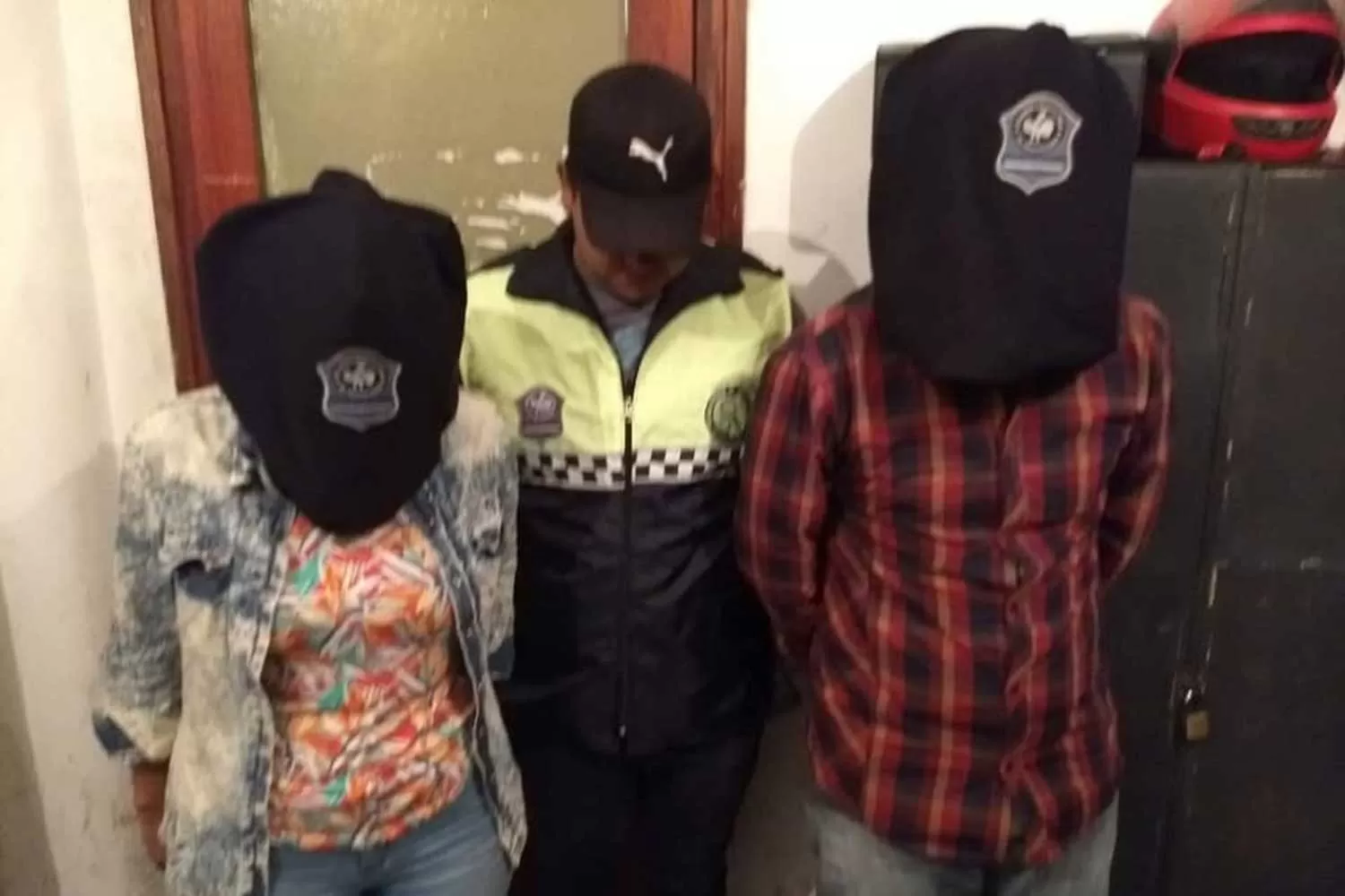 REDUCIDOS. La pareja que intentó prender fuego al policía fue detenida.