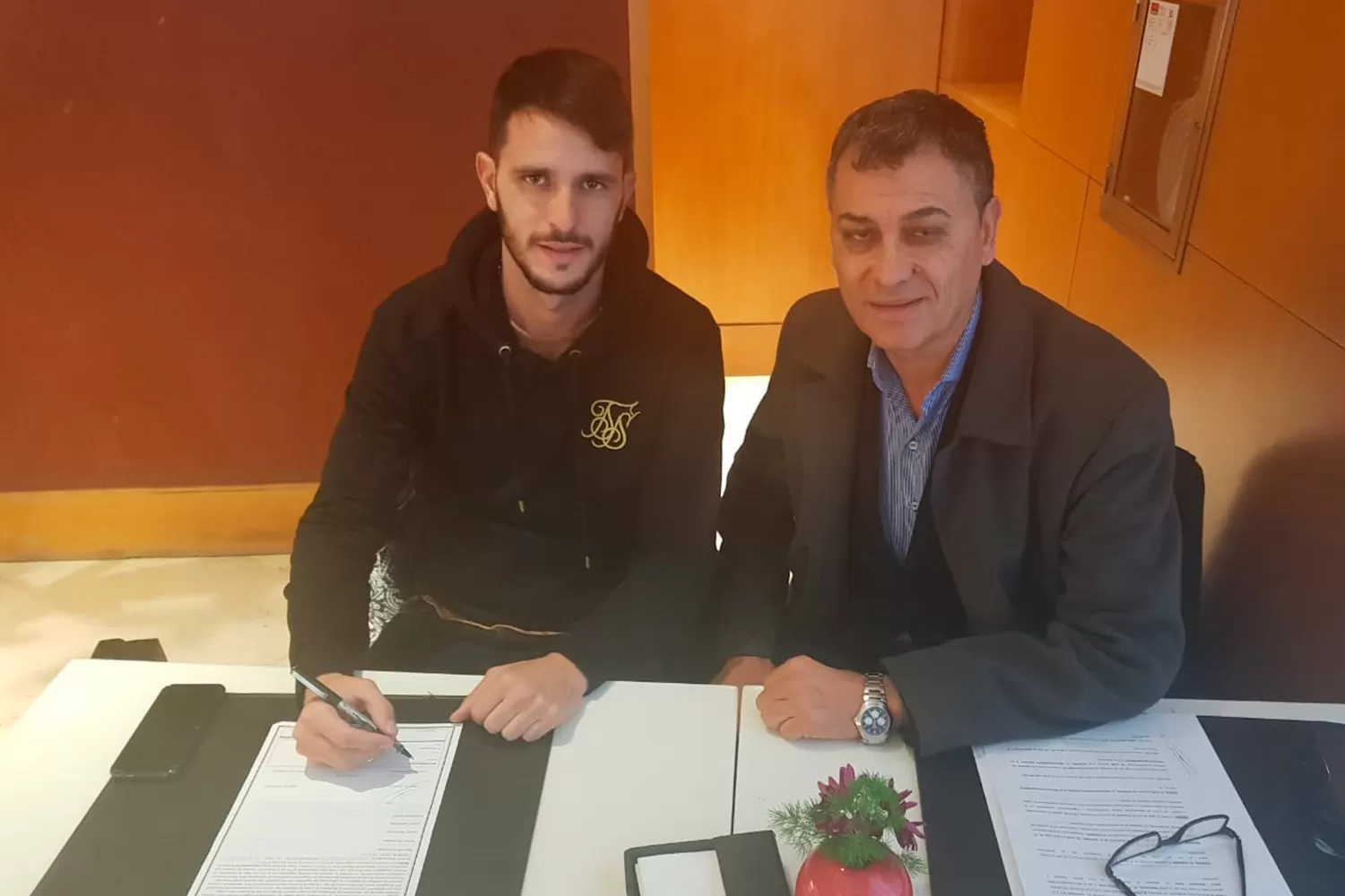 UNO MÁS. Bravo firmó contrato esta noche y mañana se suma a los entrenamientos del Decano. FOTO GENTILEZA PRENSA ATLÉTICO