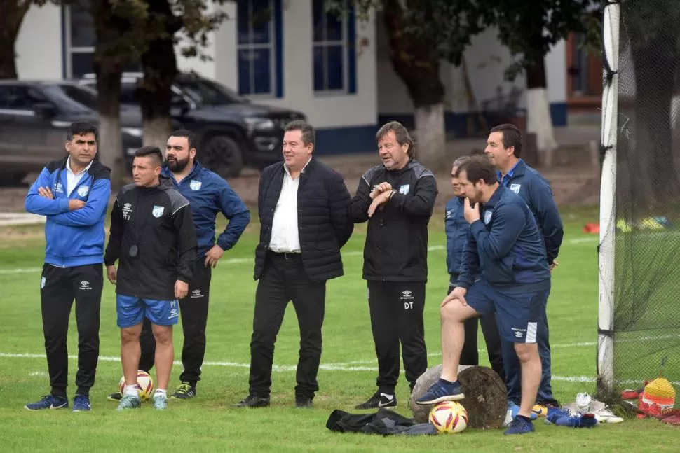 OBSERVA. Zielinski mira el ensayo con Abbondándolo (dirigente), Cortéz (masajista), Peralta (kinesiólogo) y Forte (médico). la gaceta / foto de diego aráoz