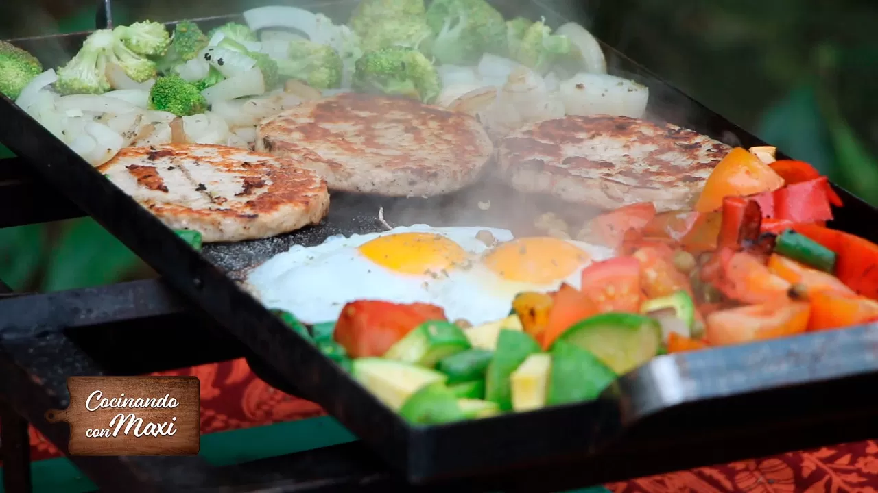 Hoy, en Cocinando con Maxi: hamburguesas de pollo con verduras a la plancha