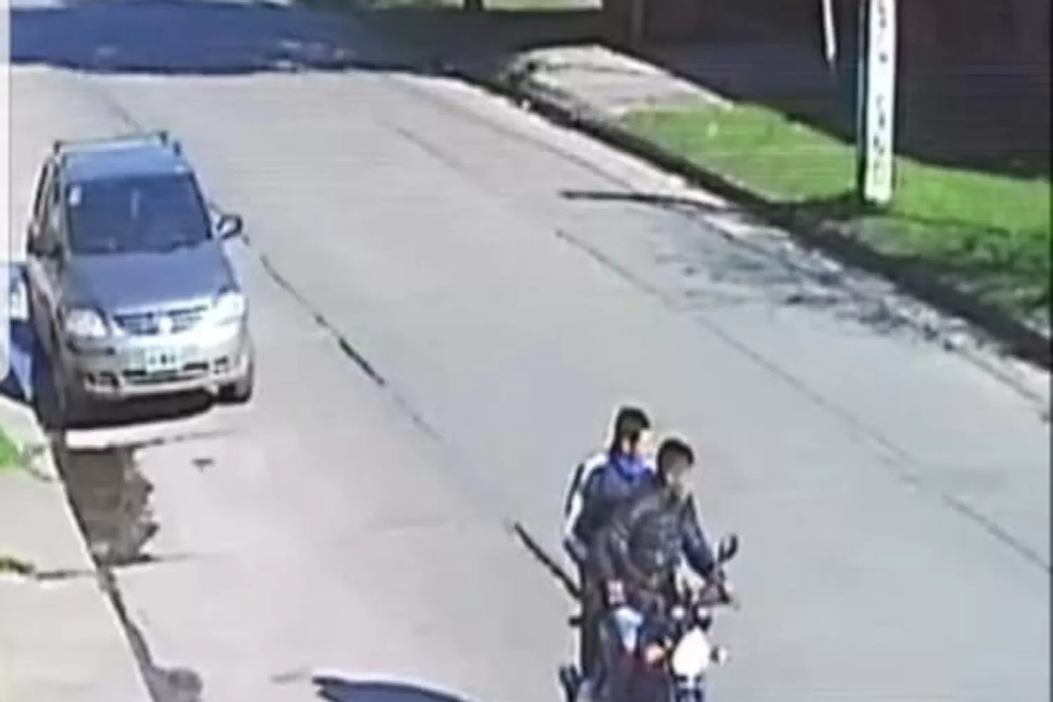 CAPTURA DE VIDEO. Momentos antes de que arrebataran una mochila.