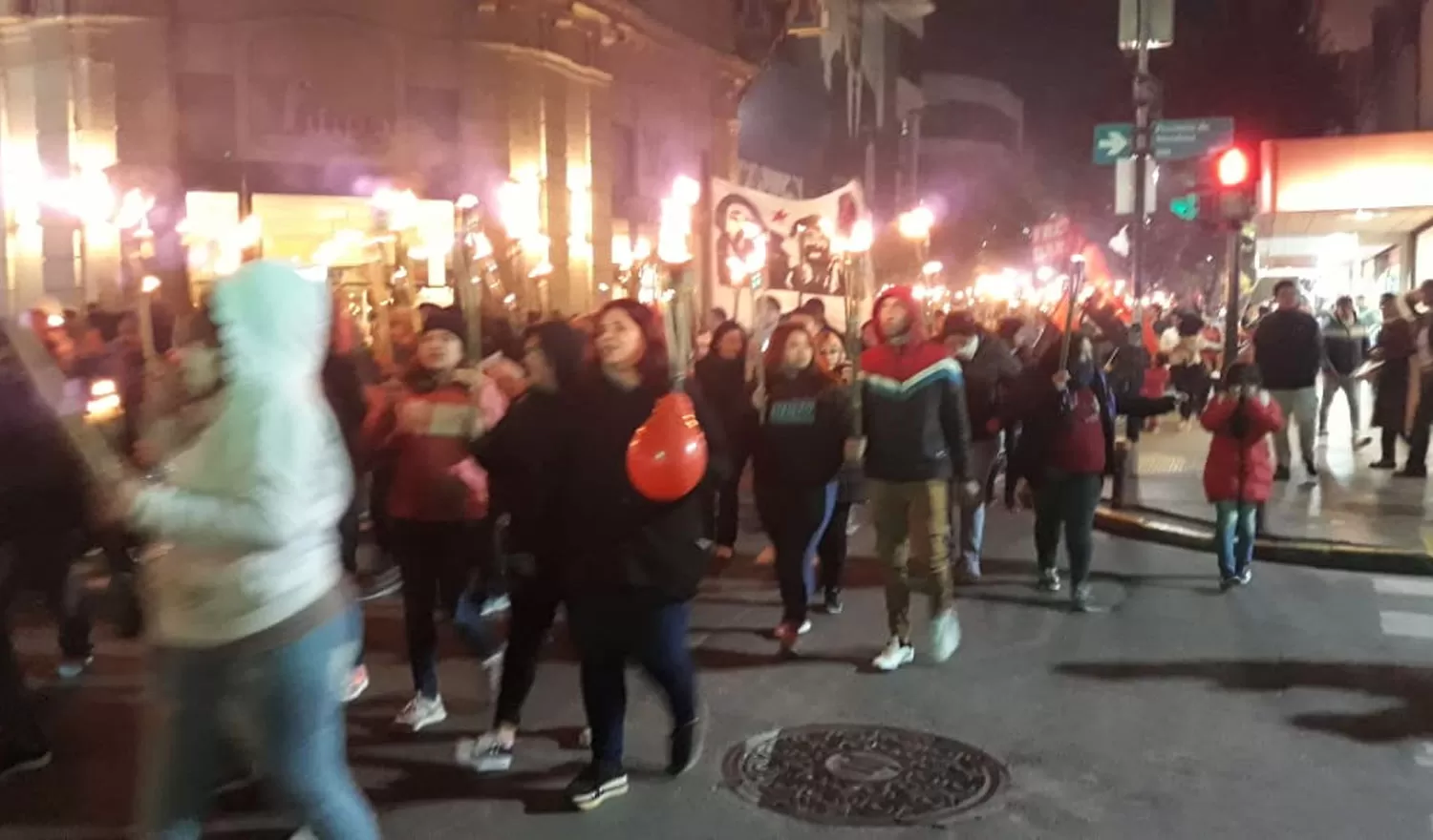 CON ANTORCHAS Y PANCARTAS. Marcharon hacia la Casa de Gobierno.